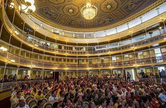 teatro-sauto-sede-de-la-primera-funcion-en-honor-a-alicia