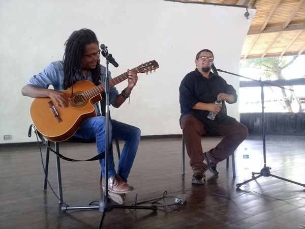 trovadores-cubanos-cantan-a-colaboradores-en-caracas