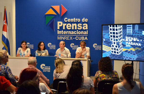 una-bienal-que-se-levanta-con-todas-las-manos