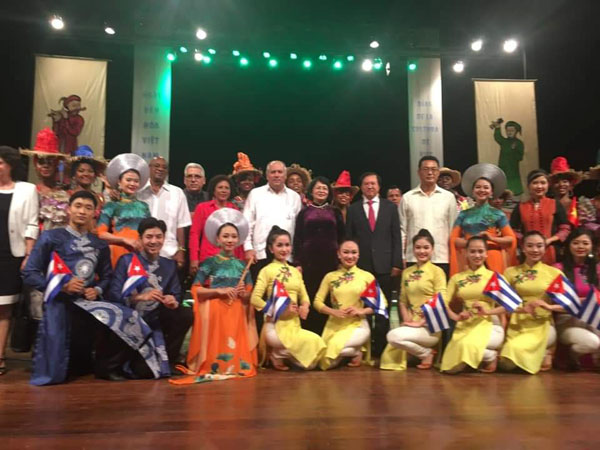 vicepresidenta-de-viet-nam-sra-dang-thi-ngoc-thinh-asistio-a-gala-cultural-en-la-habana